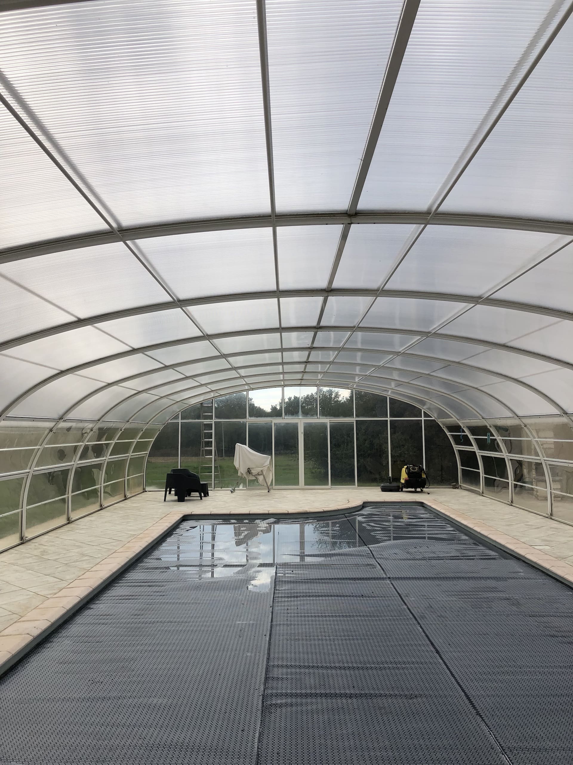 Équipe Abri Renov en intervention sur un abri de piscine