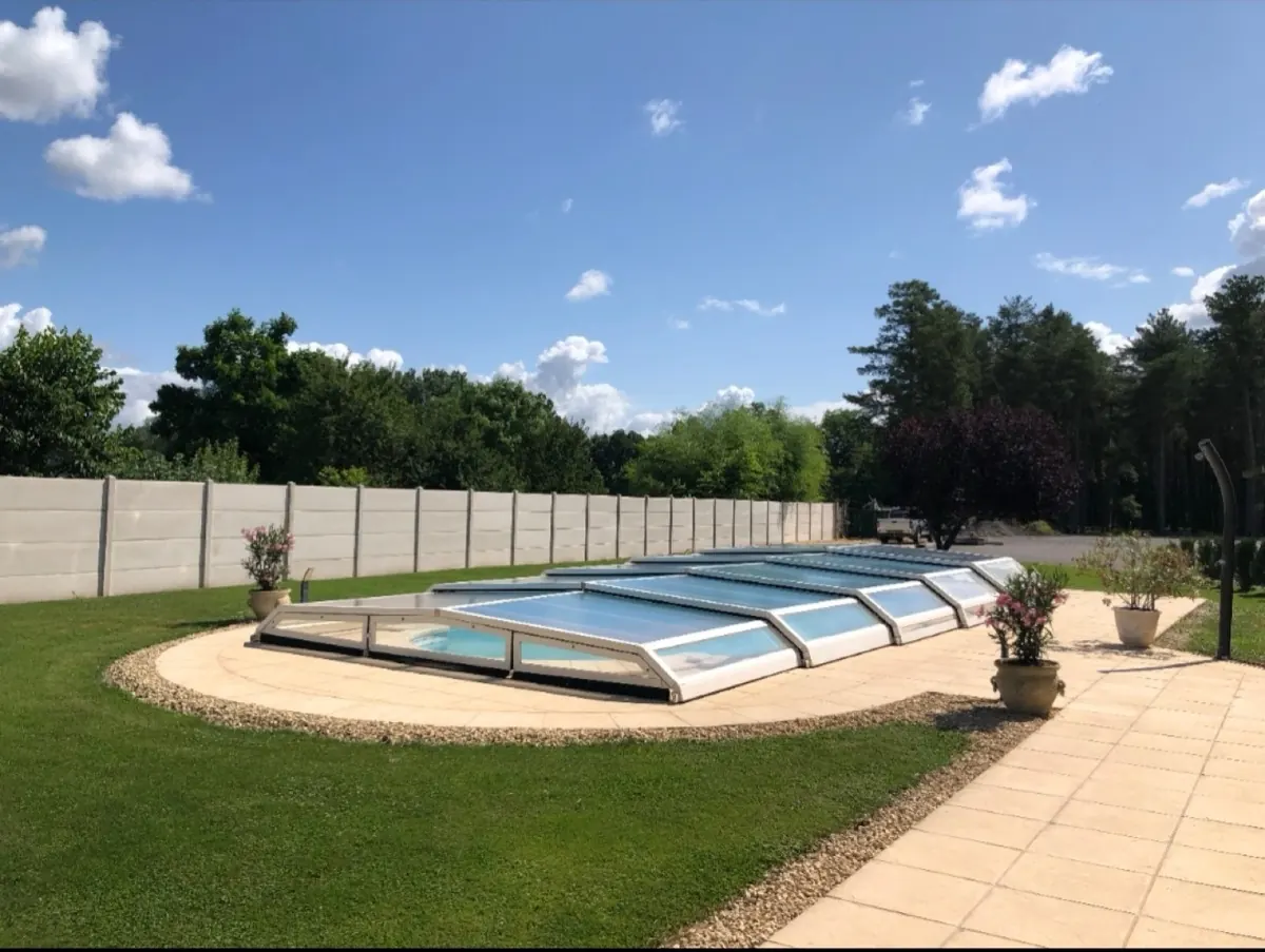 Abri de piscine vue extérieure