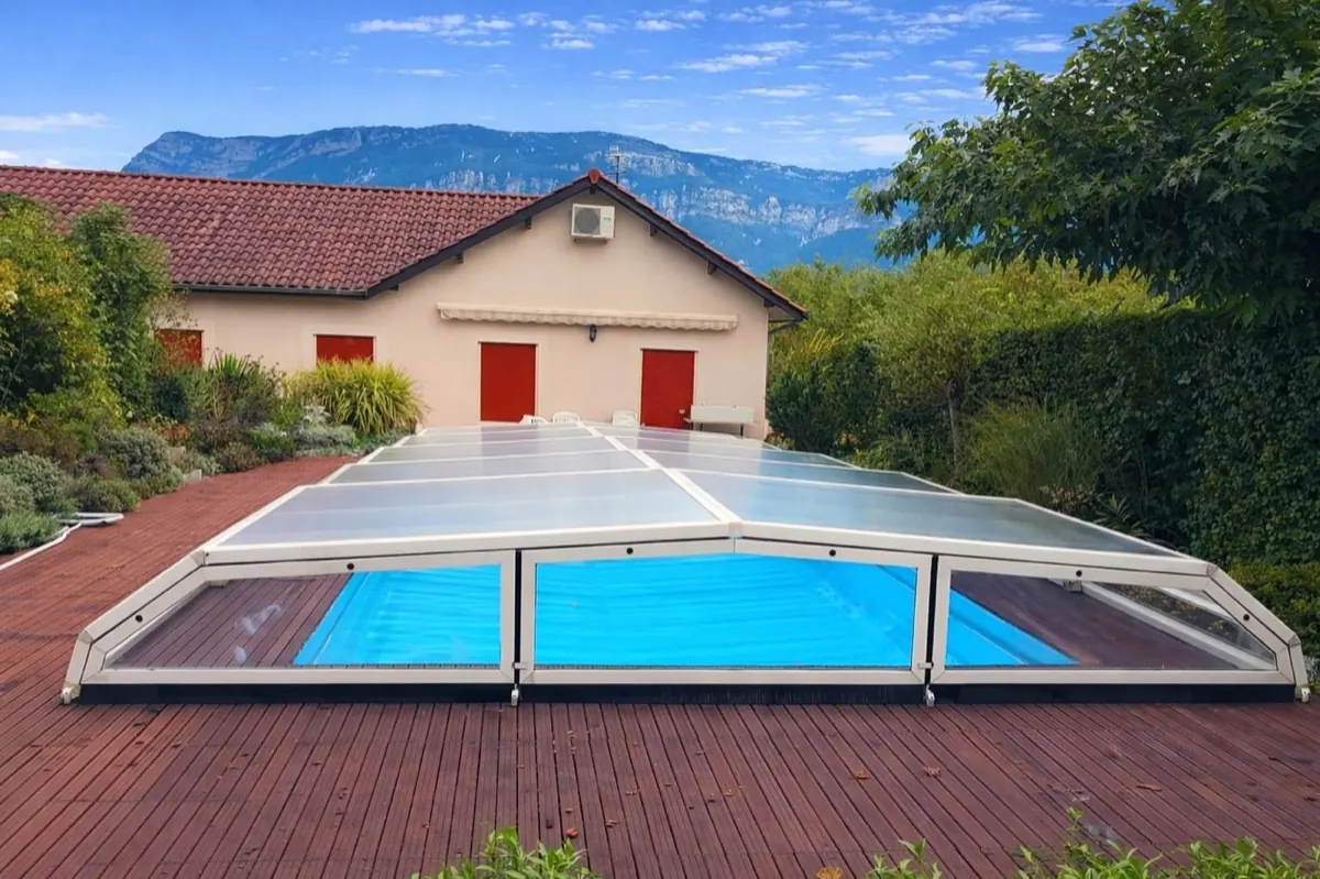 Vue intérieure d'un abri de piscine bas
