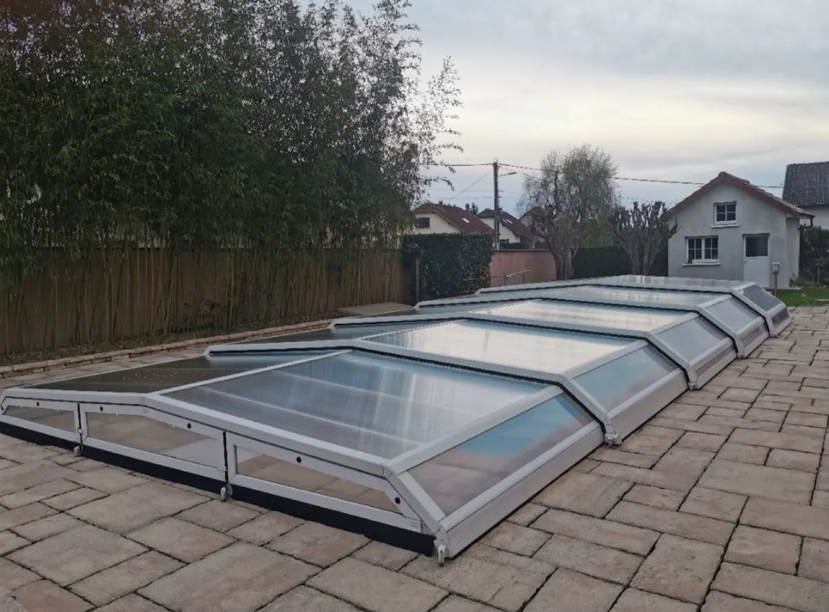 Abri de piscine moderne