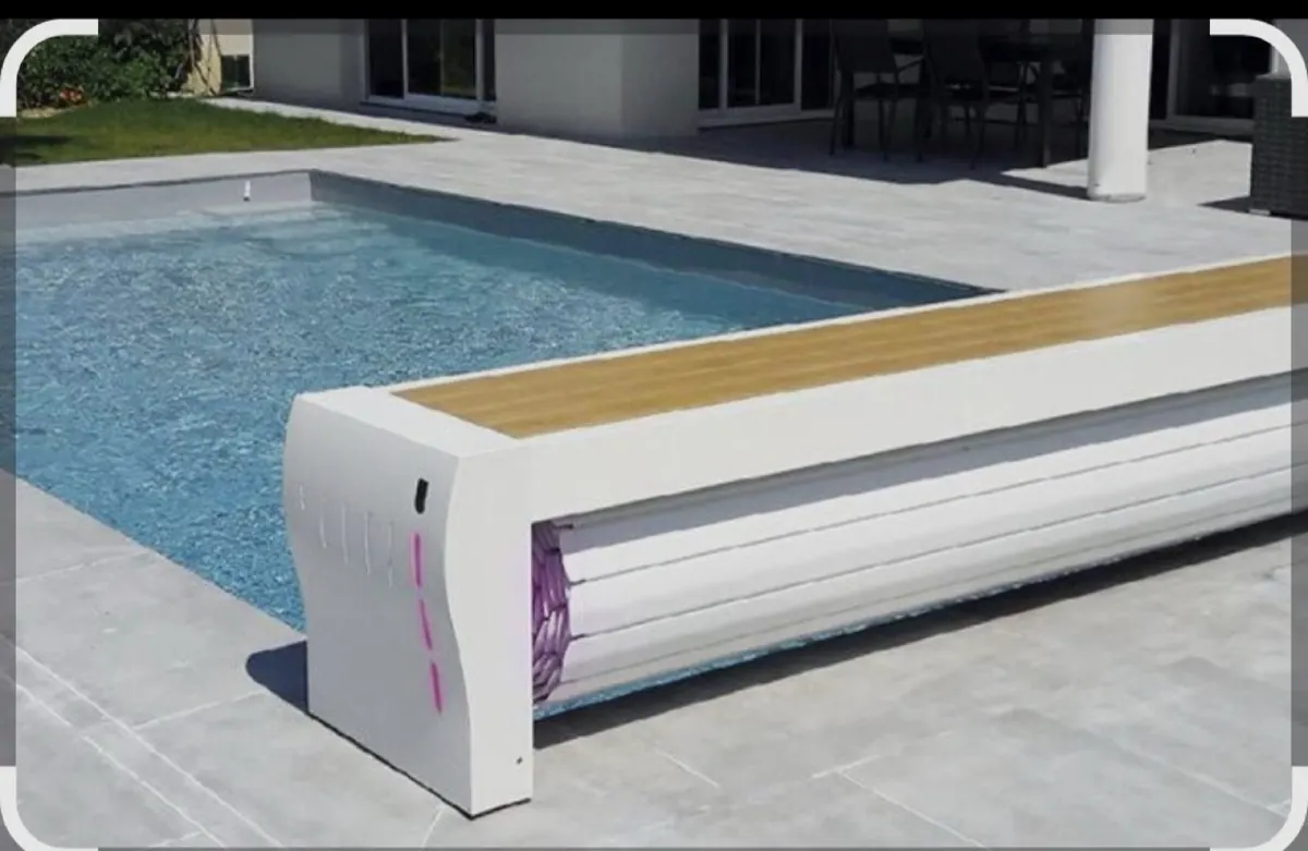 Volet automatique intégré dans une piscine